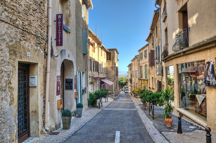 Street-in-Chateauneuf-du-Pape