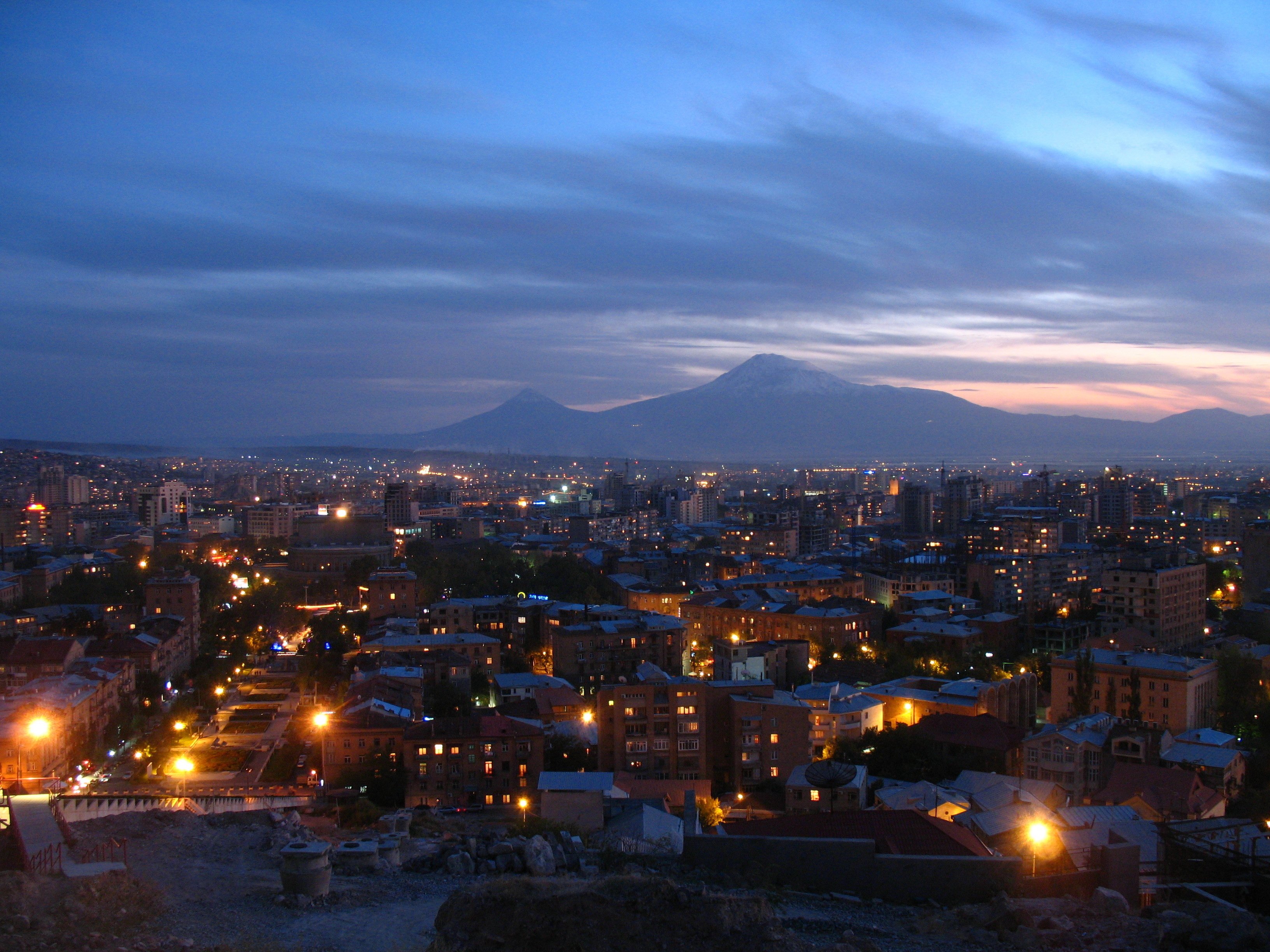 Ереван ночью. Каскад Вечерний Ереван. Ночной Каскад в Ереване. Каскад Ереван ночью. Ночной Ереван панорама.